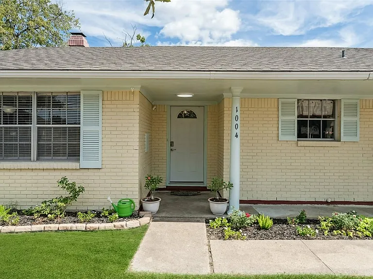 1004 Dominik Dr — Photo 2