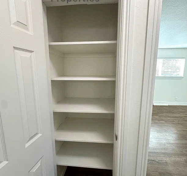 906 E Elm St — Photo 14