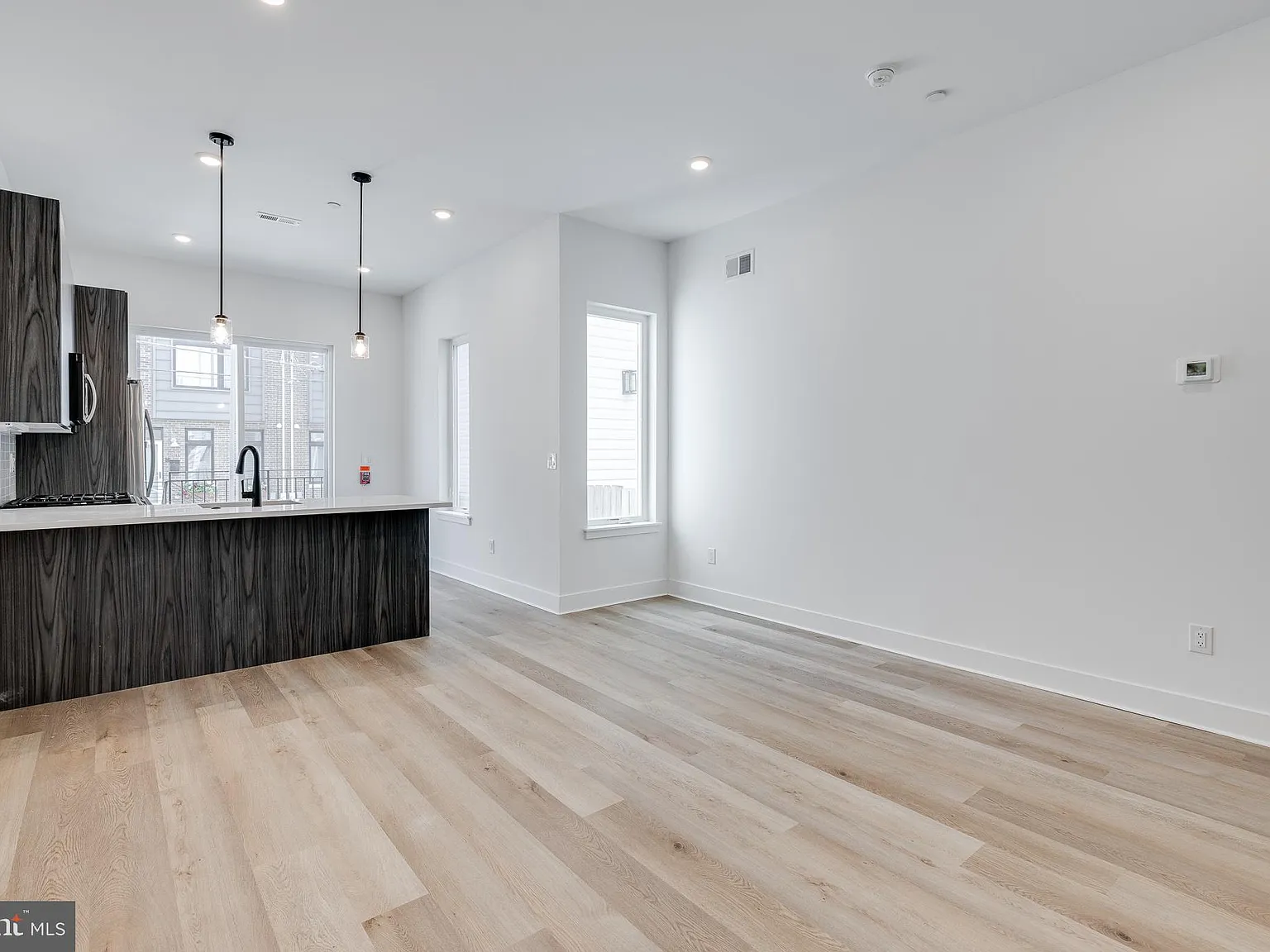 3 bed, 2.0 bath, 1000 sqft, $2,500 — Photo 1