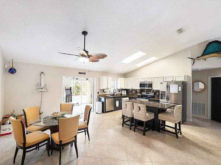 279 SW Glenwood Dr — Photo 4