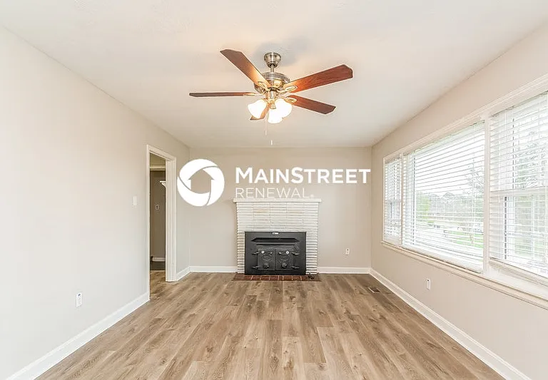 212 Meadowview Dr — Photo 2