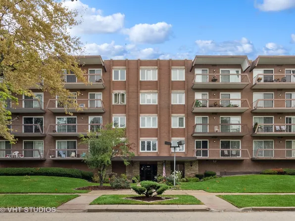 8000 W Foster Ln APT 402, Niles, IL 60714