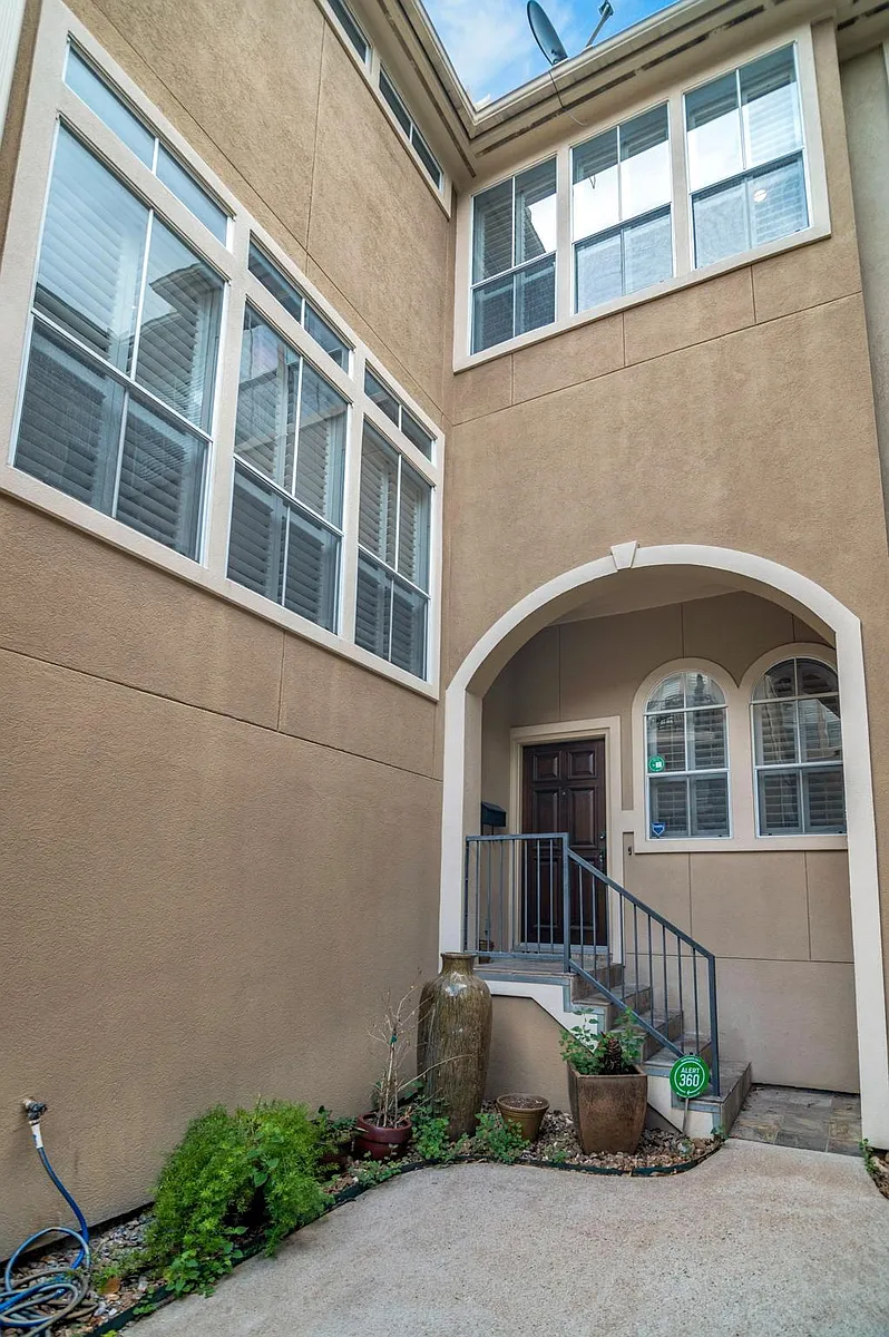 Building Photo - 3305 W Lamar St #B