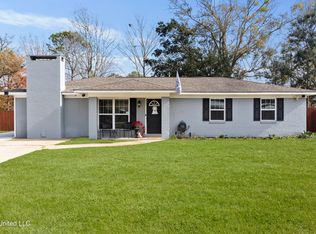 272 Holcomb Blvd, Ocean Springs, MS 39564