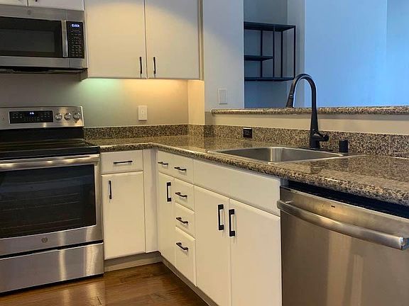 5th image of 260 King St APT 409