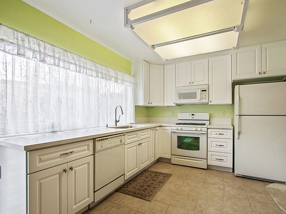 3rd image of 2754 Broadmoor Ave