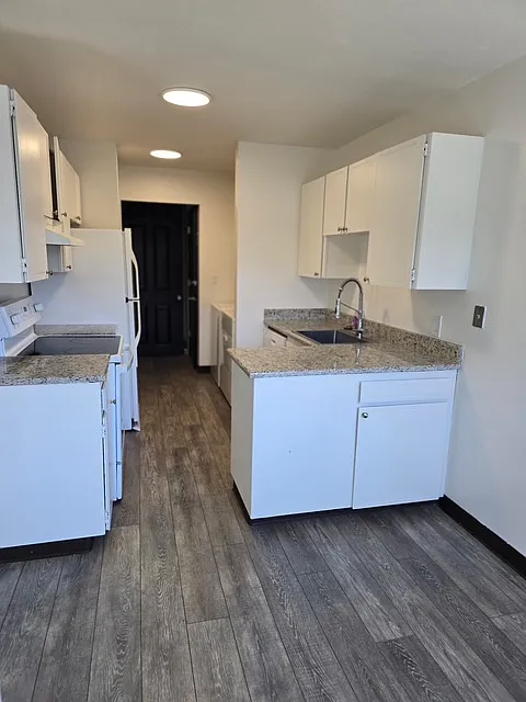 2183 Mast Placeapt #D