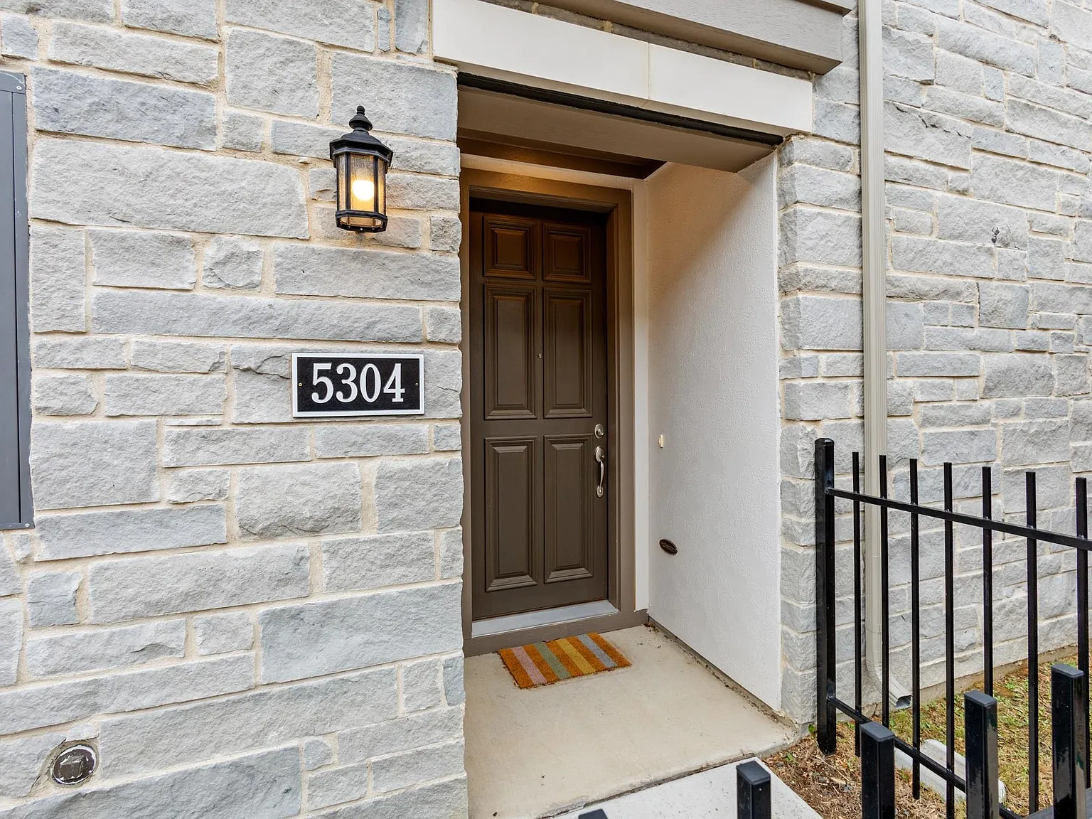 3 bed, 3.5 bath, 1999 sqft, $4,200 — Photo 3