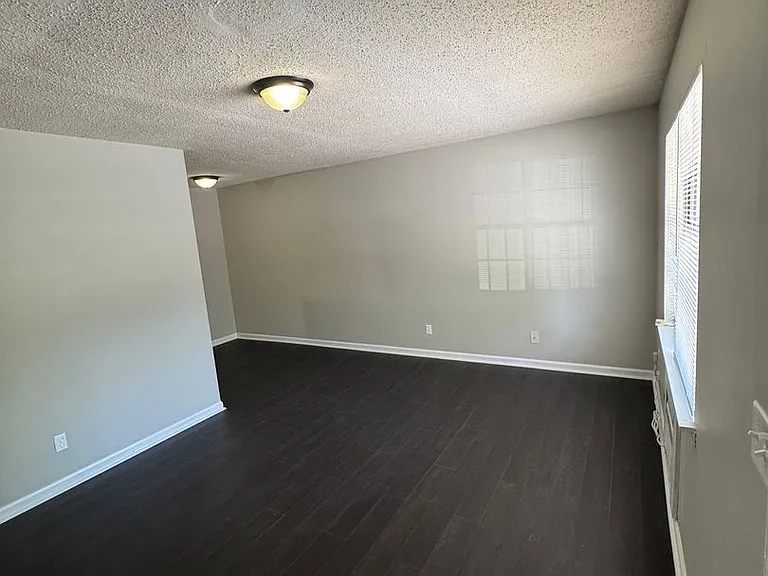 410 Madison Ave NW — Photo 3