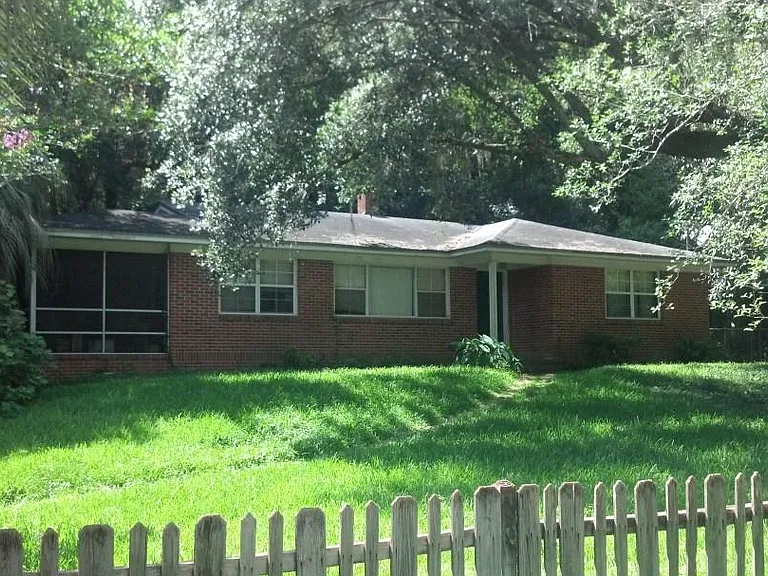 1904 Rosedale Dr — Photo 1