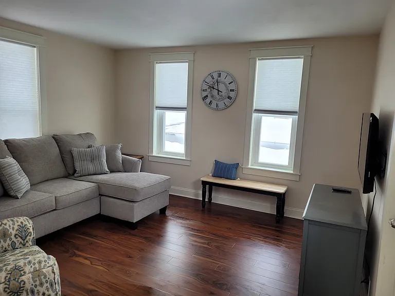 615 E Grove St — Photo 7