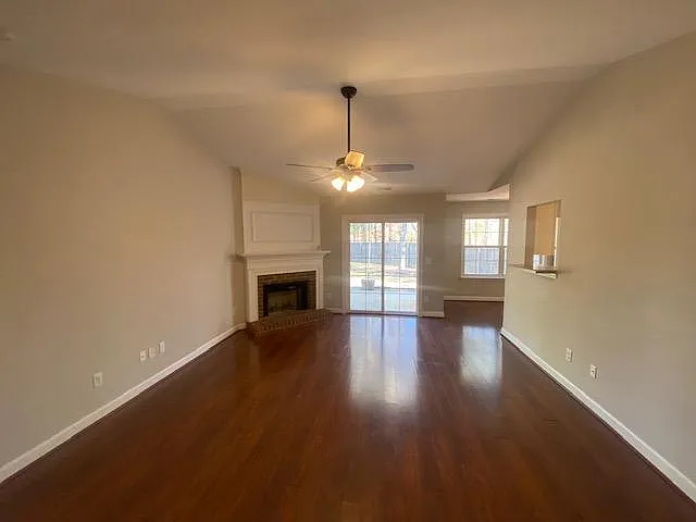 3 bed, 1213 sqft, $2,200 — Photo 2