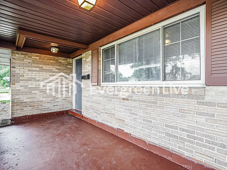 5050 Fullerton Dr — Photo 2