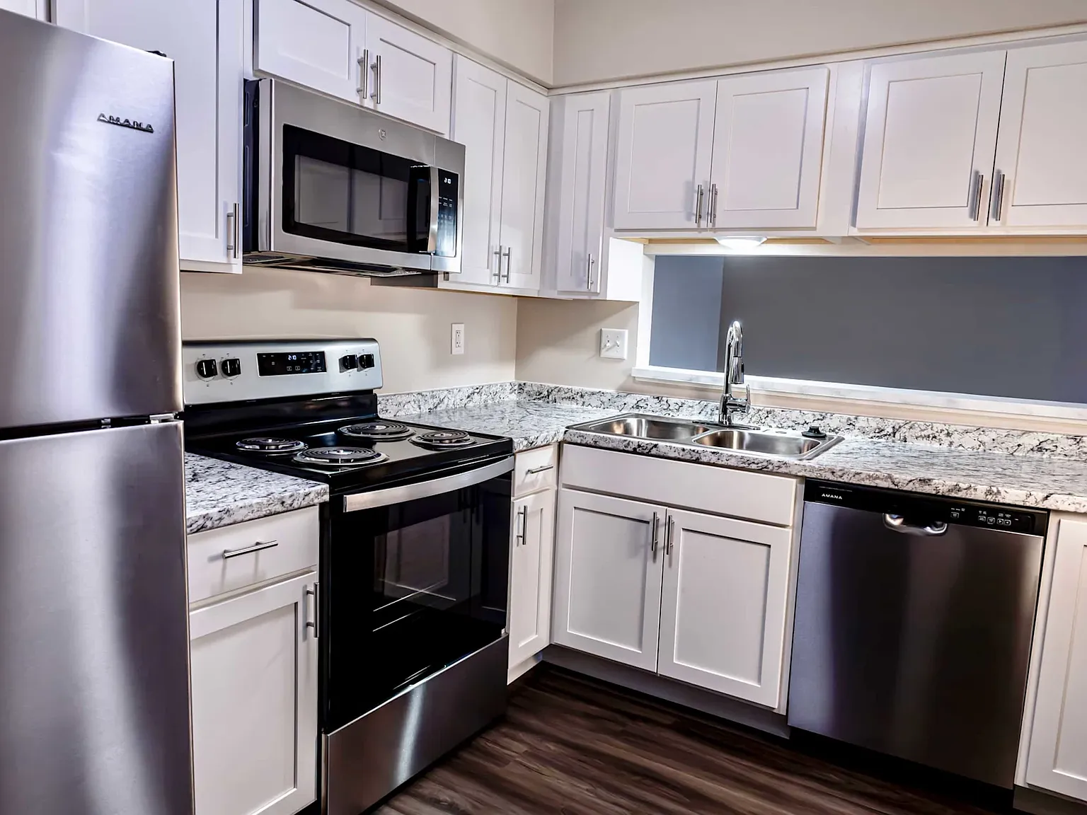 Avalon Place Apartments and Townhomes — Photo 2