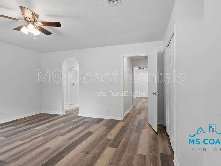 340 Hiller Dr — Photo 16