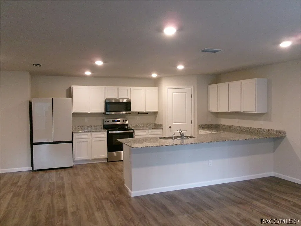 4 bed, 2.0 bath, 2311 sqft, $2,100 — Photo 3
