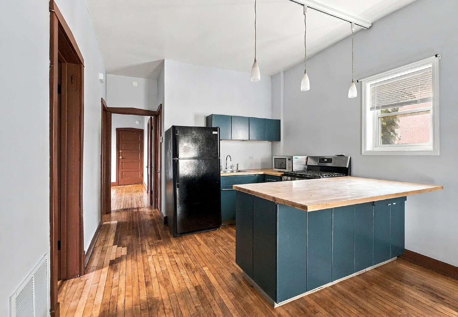 912 N Richmond St — Photo 4