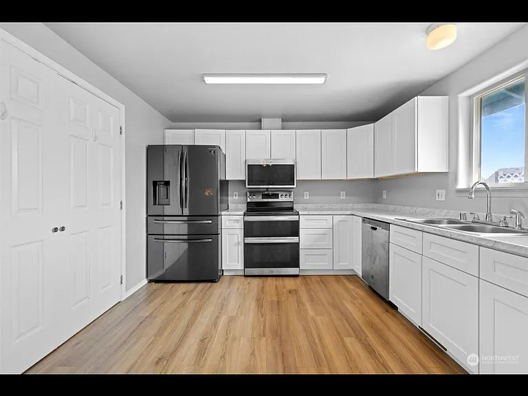 1118 E Saint Helens Dr — Photo 2