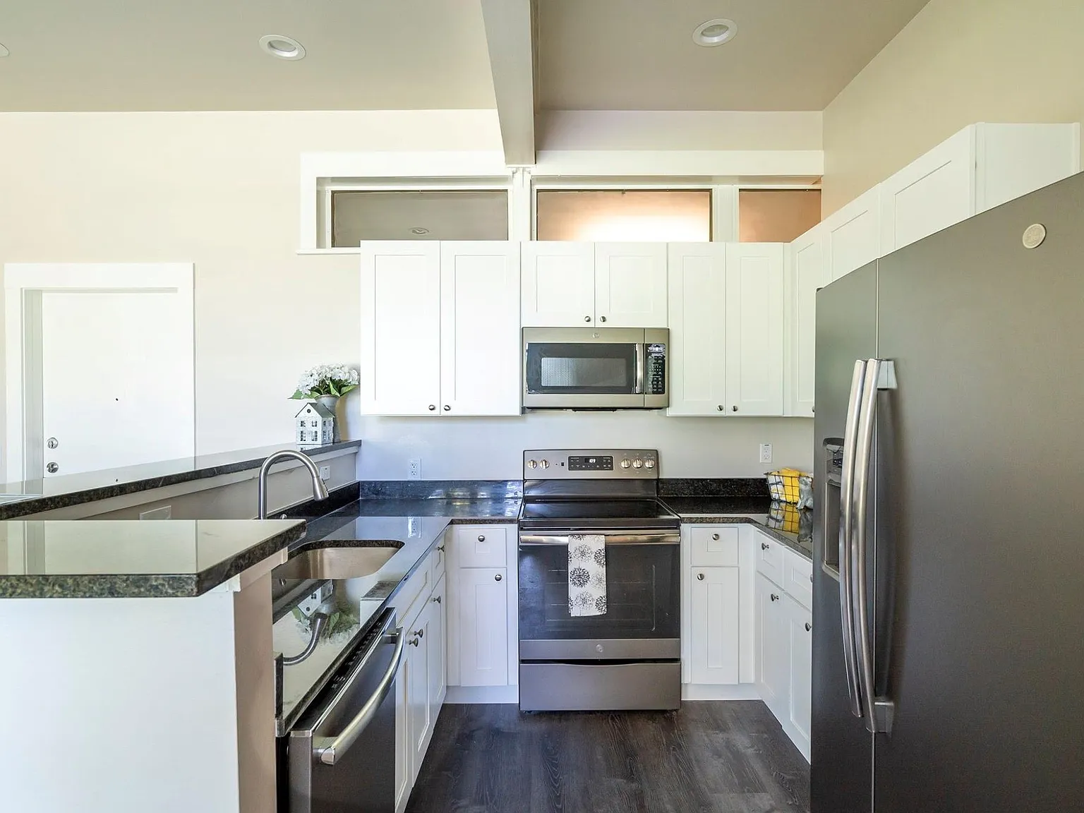 1 bed, 1.0 bath, 650 sqft, $1,200 — Photo 2