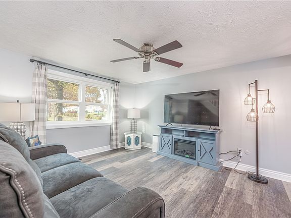 2nd image of 3045 Amy Dr