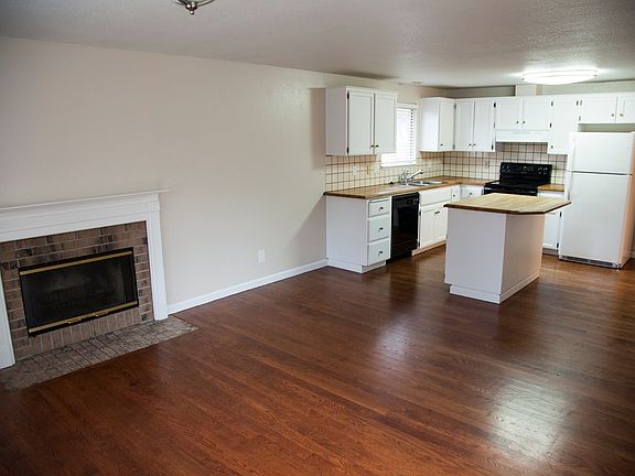 2nd image of 8215 NE 136th Ave
