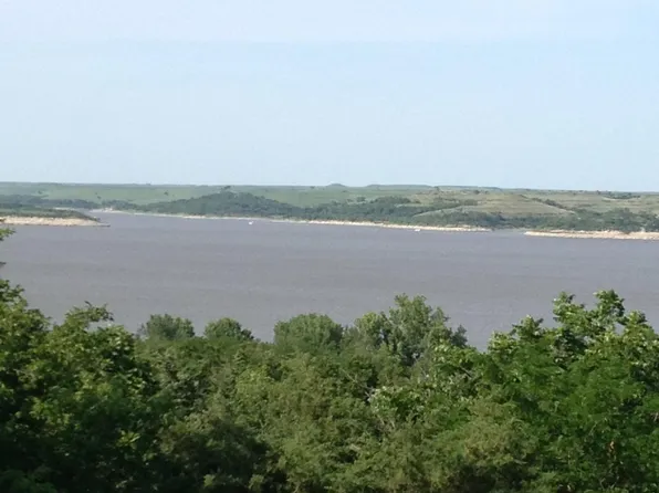 4916 Tuttle Cove Rd, Manhattan, KS 66503