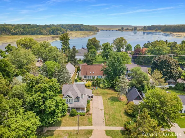 157 N Main St, Douglas, MI 49406