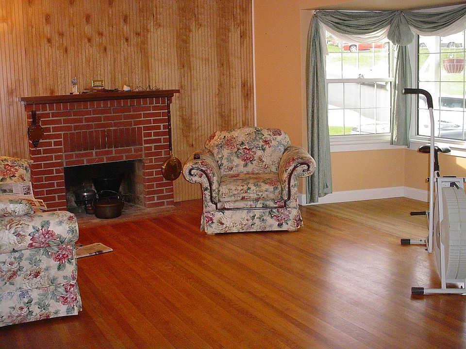 Living room w/ new hardwood