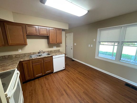 5th image of 28 Moore Dr