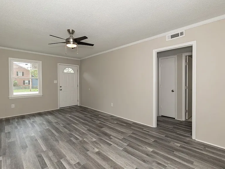 106 Warren St W — Photo 5