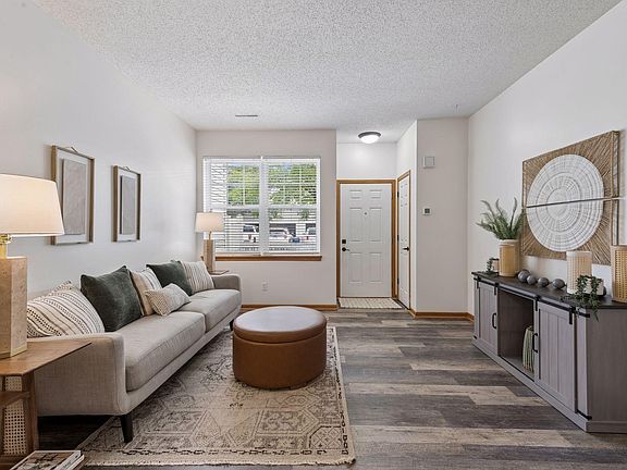 3rd image of 1524 Liberty Cir
