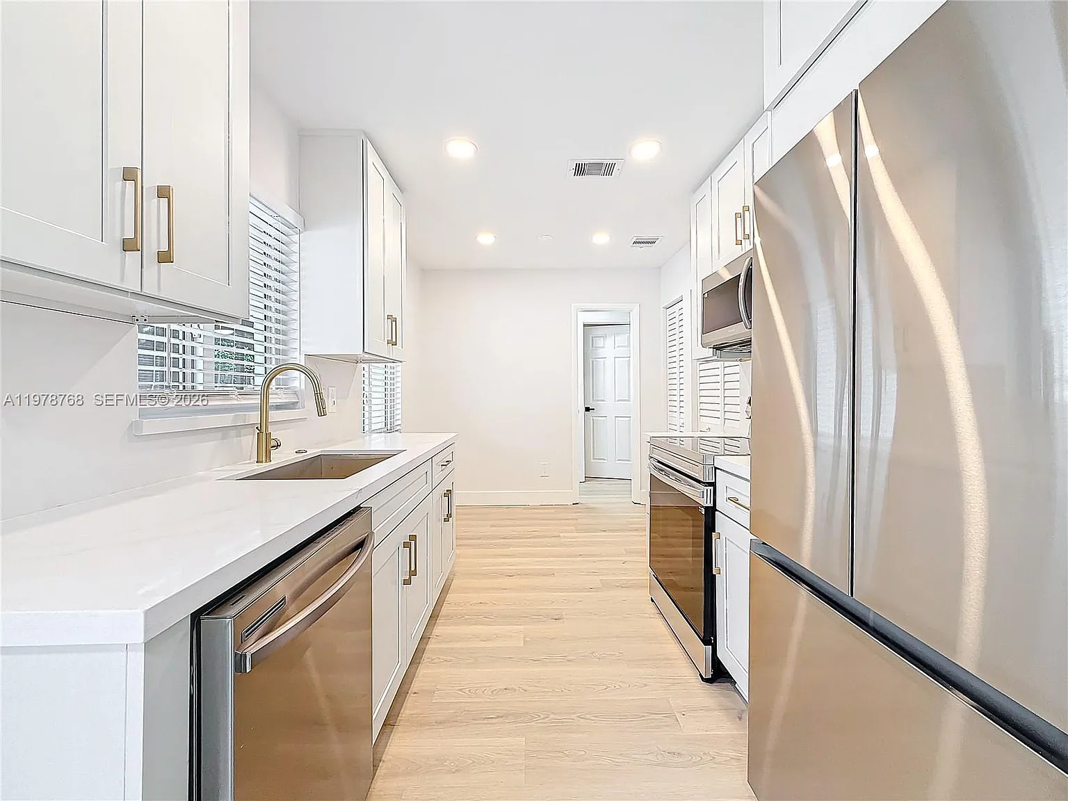 3 bed, 1376 sqft, $3,950 — Photo 4