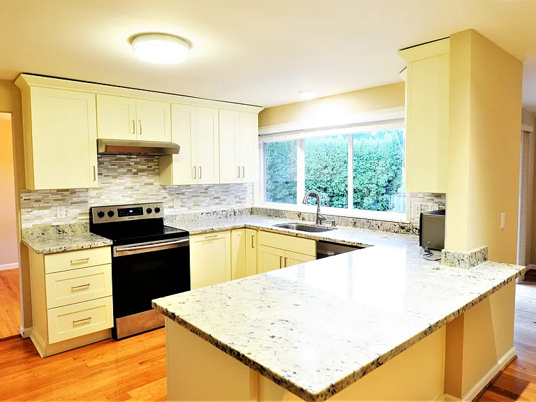 1814 Whitman Ct NE — Photo 5