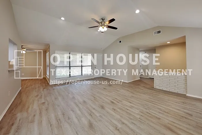 909 Sandhurst Dr — Photo 5