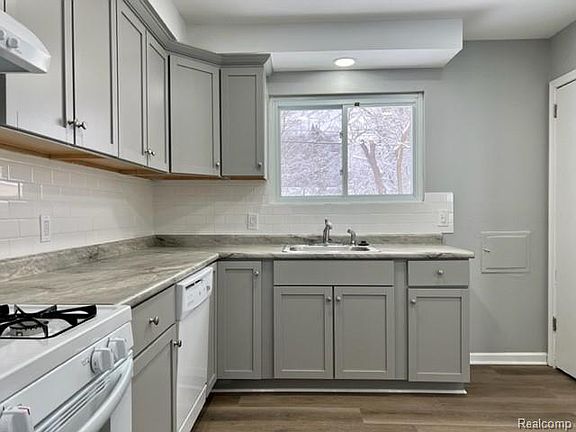 3rd image of 1145 Studebaker Ave