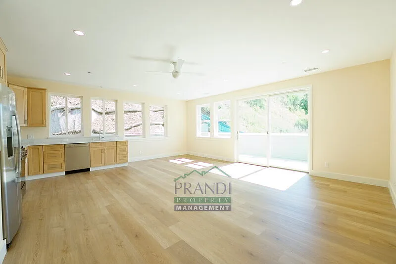 Building Photo - 10 E Crescent Dr #D