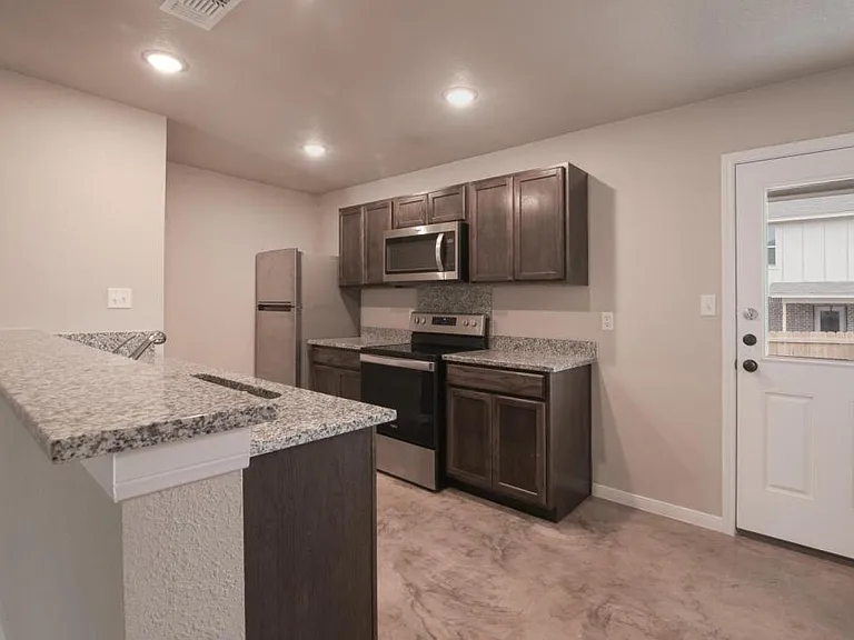 508 Raymond St — Photo 3