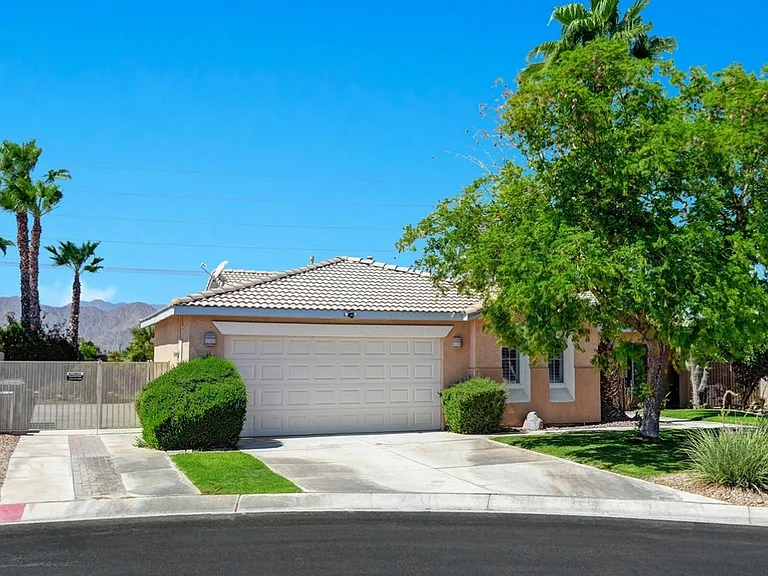 81258 Avenida Esmeralda — Photo 1