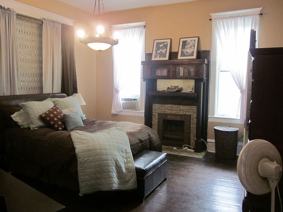 Bedroom with fireplace as former guest decorated it--you do your own thing!