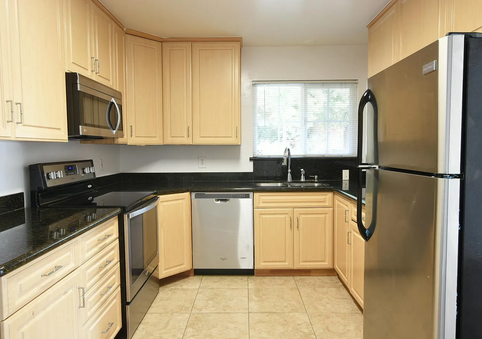 3 bed, 1200 sqft, $3,950 — Photo 2
