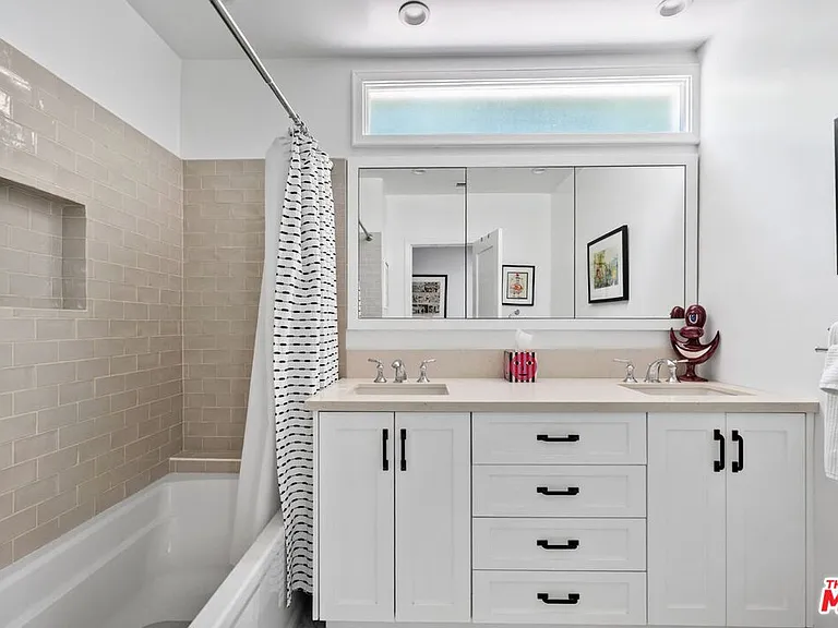 202 N Gower St — Photo 14