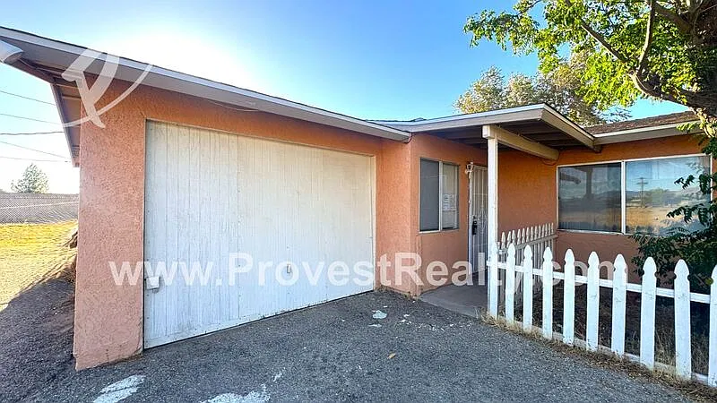 2 bed, 1.0 bath, 924 sqft, $1,350 — Photo 2