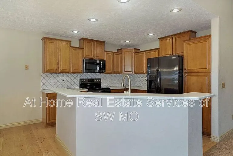 122 W Sandalwood Ln — Photo 5