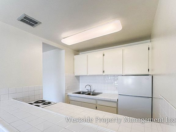 4th image of 5751 Camellia Ave APT 216