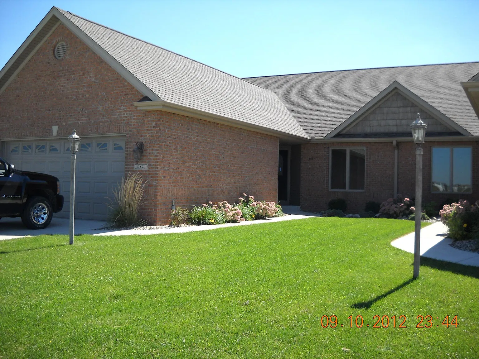 3 bed, 2600 sqft, $2,200 — Photo 1