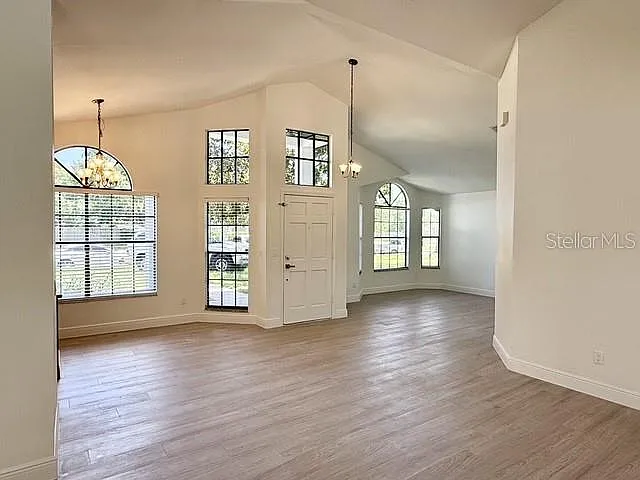 553 Walnut Grove Pl — Photo 4