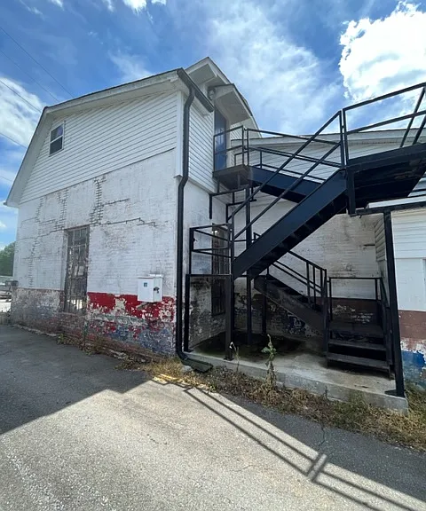 225 E Main St — Photo 1