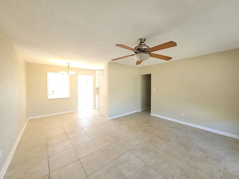 331 Emory Dr — Photo 5