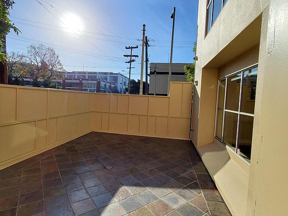 DESIRABLE OUTDOOR SUN PATIO WITH 273+/-SF. MOVE IN SPECIAL $750.00 DEPOSIT + WE'LL CREDIT $750.00 TOWARDS 2ND MONTHS RENT!