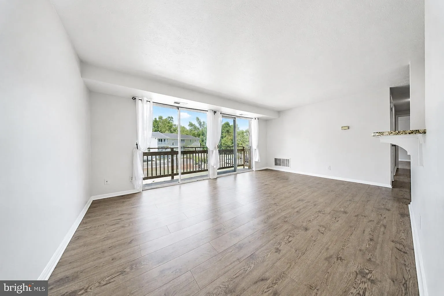 2 bed, 1.0 bath, 911 sqft, $2,100 — Photo 2